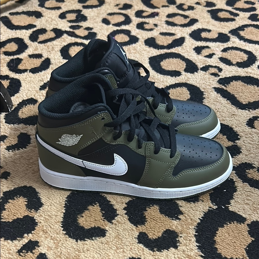 Nike Green and Black Sneakers with Classic Design Size 6.5 Youth